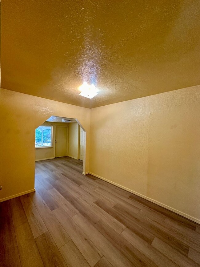 Building Photo - 3 Bedroom Home Ready to Rent