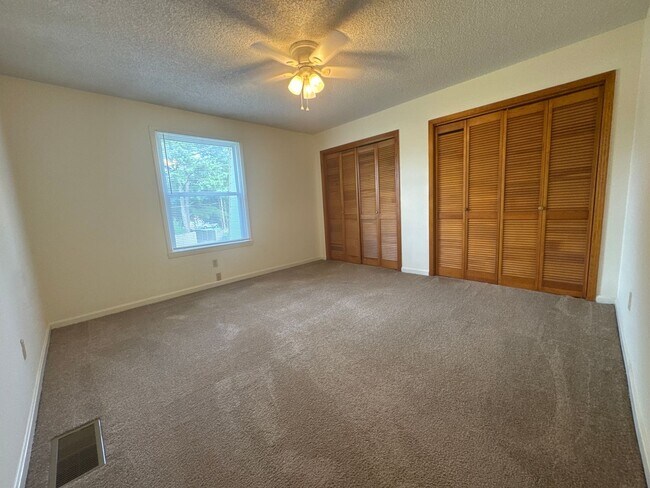 Building Photo - Spacious & Updated Duplex in a Convenient Lebanon Location!
