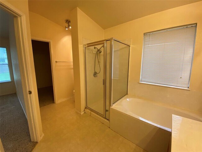 Building Photo - 2402 Hallie Ln