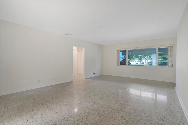 Building Photo - 3410 Poinsettia Ave
