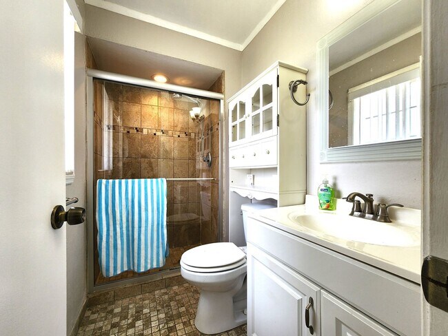 Building Photo - Spacious Single-Story Home; Private Fenced...