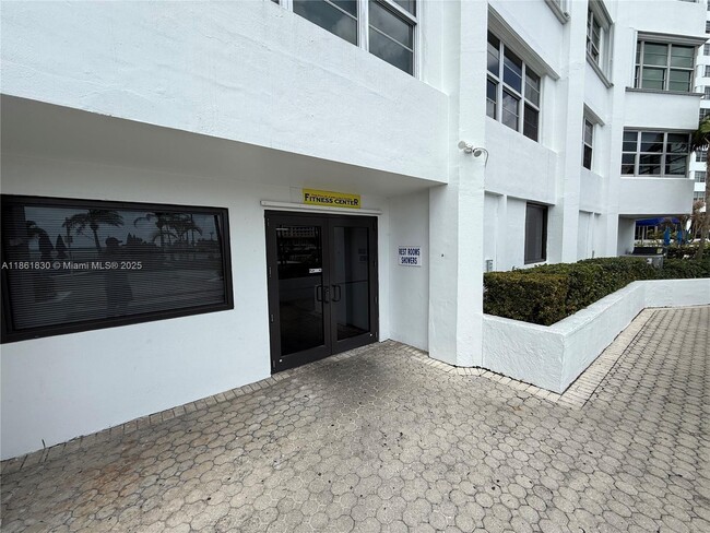 Building Photo - 801 Brickell Bay Dr