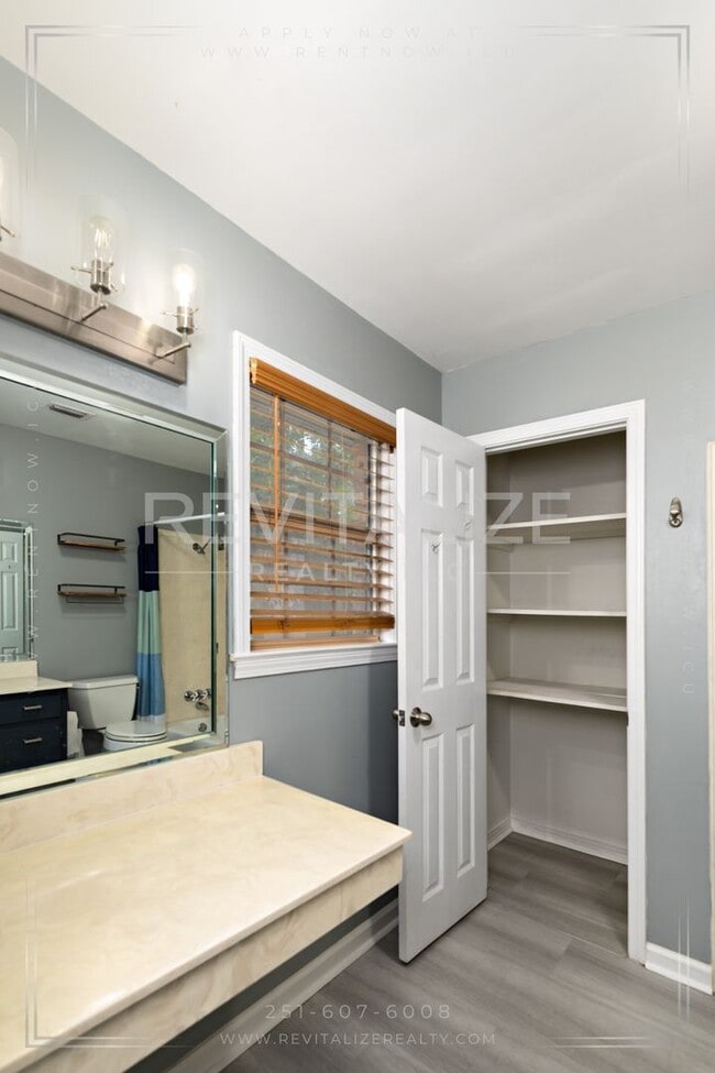 Building Photo - Spacious Brick Home in West Mobile!