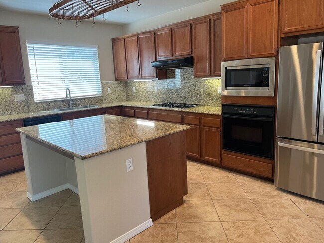 Building Photo - Gorgeous 5 bedroom, 3 bath plus Loft - Mou...