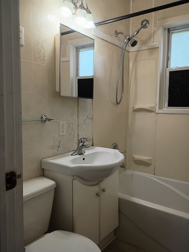 Building Photo - 2815-2815 1/2 S Pershing Dr