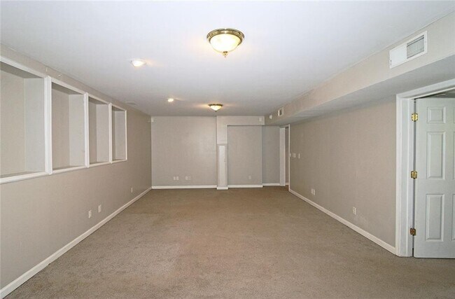 Building Photo - 1213 Kingsbury Ln