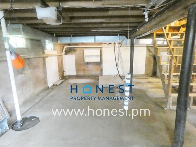 Building Photo - 523 Memorial Dr