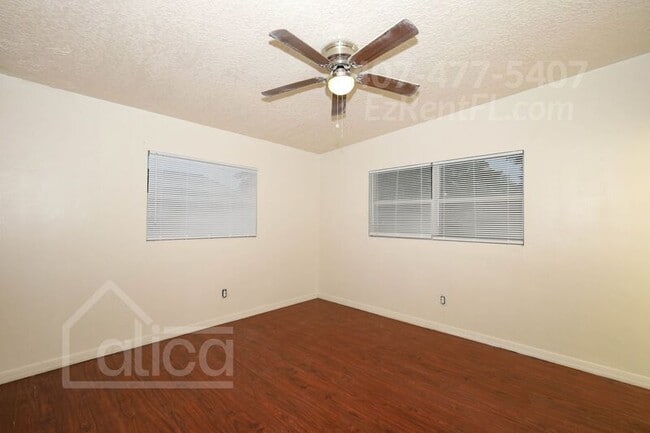 Building Photo - 6024 Oakcrest Cir