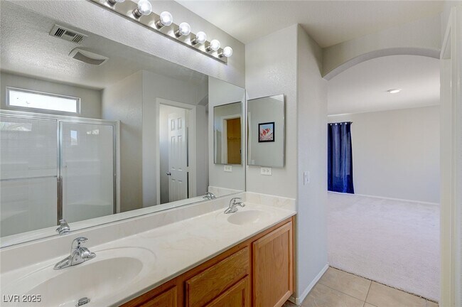 Building Photo - 2586 Begonia Valley Ave