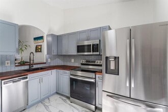Building Photo - 2 bedroom in Pembroke Pines FL 33024