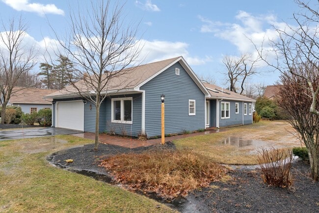 Building Photo - Charming Single Family Home offering  3-be...