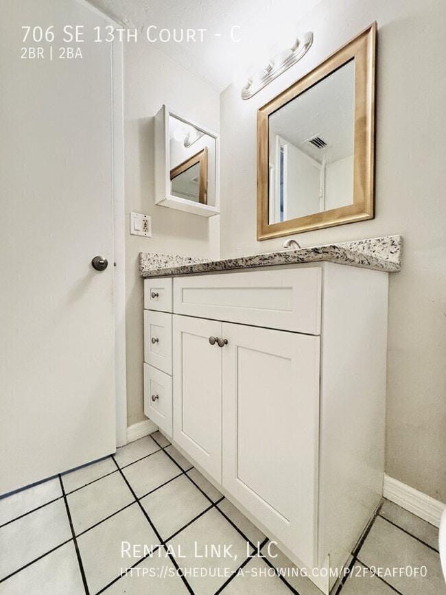 Building Photo - 706 SE 13th Ct