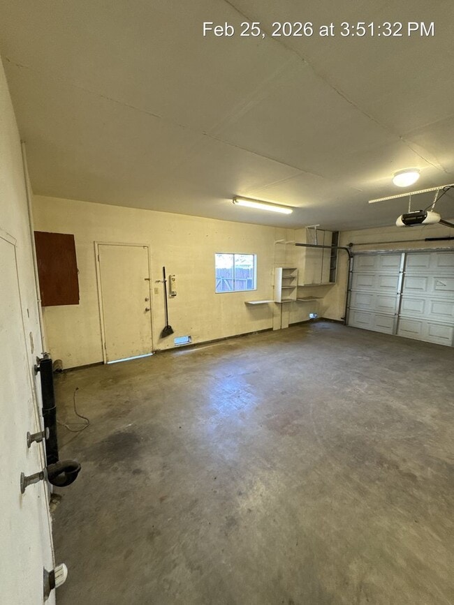 Building Photo - Charming Home Available Now !