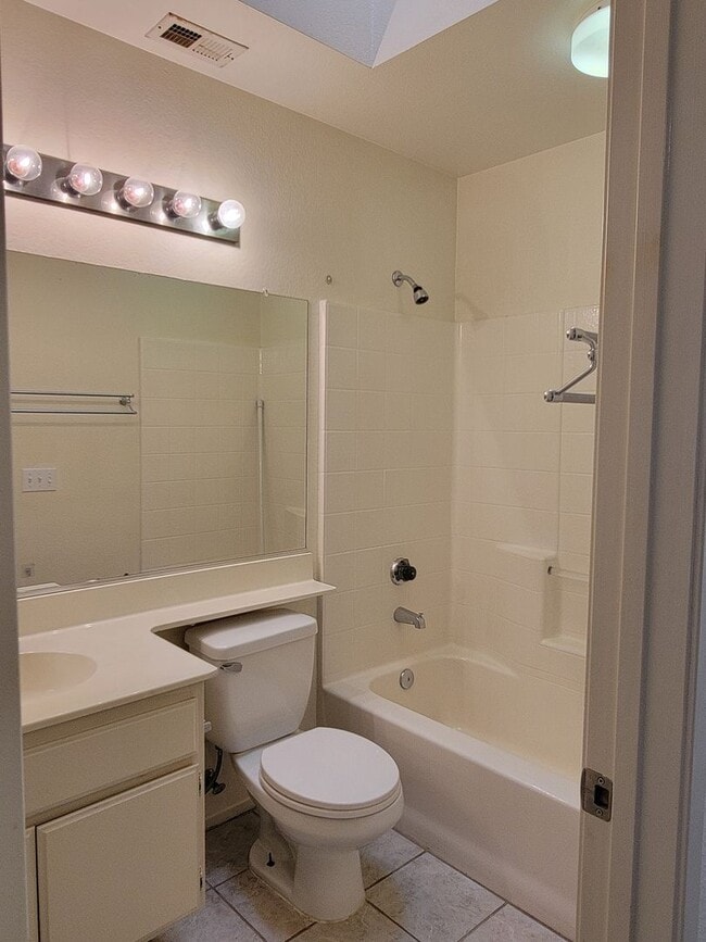 Building Photo - Single story Rosamond Home