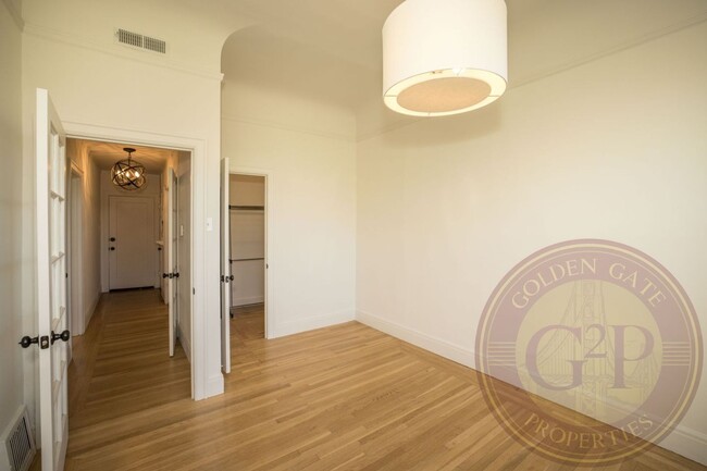 Building Photo - Cole Valley - 2 BR, 1 BA Condo 766 Sq. Ft....