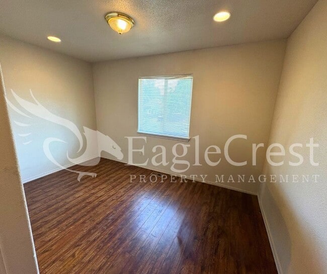 Building Photo - Spacious 3-Bedroom, 2-Bath Home on a Corner Lot-Students Encouraged To Apply