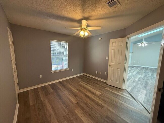 Building Photo - Gulf Breeze - Mandavilla - 3 bedroom, 2 bathroom
