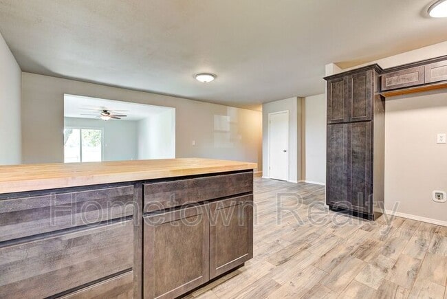 Building Photo - 606 Oak Creek Dr