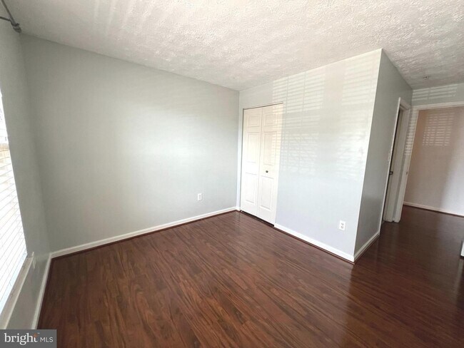 Building Photo - Beautiful 2bd 2bth mid level condo featuri...