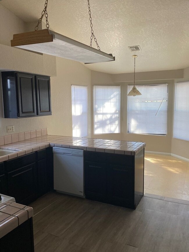 Building Photo - 3 Bedroom 2 Bathroom Home!