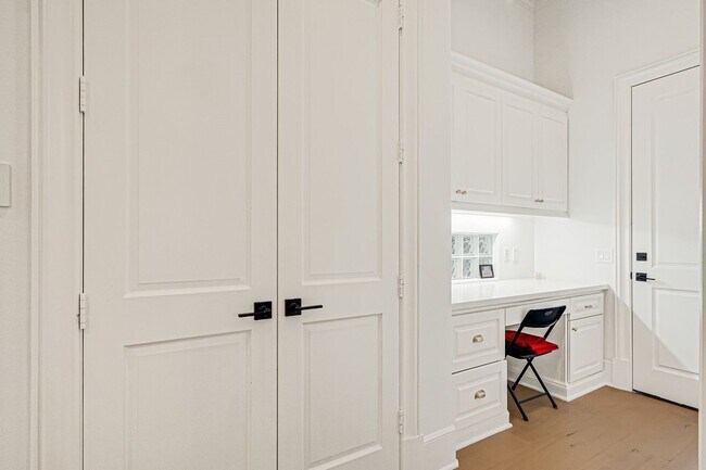 Building Photo - 2706 Tudor Manor