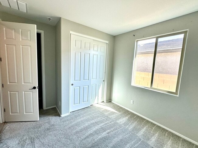 Building Photo - Fantastic 4BR/3BA Richmond American Larimar in Entrada Del Oro! Features white shaker cabinets, q...