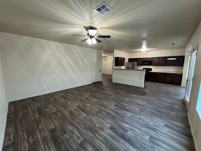 Building Photo - 4 BEDROOM HOME!