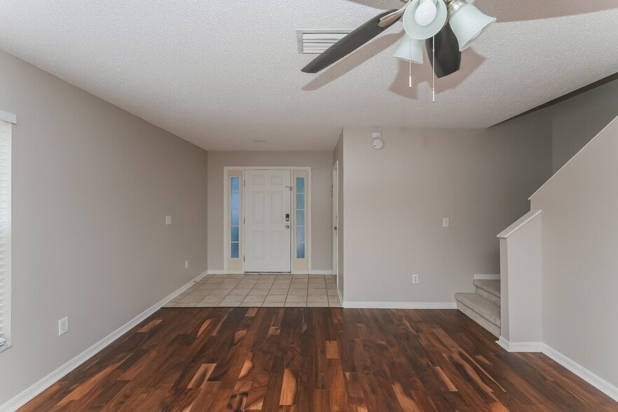 Building Photo - 6637 Summer Haven Dr