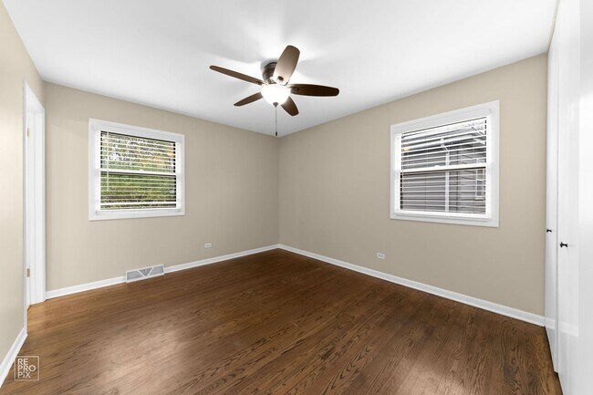 Building Photo - Gorgeous 3 Bedroom 2 Bath with FULL FINISHED BASEMENT in MUNDELEIN!