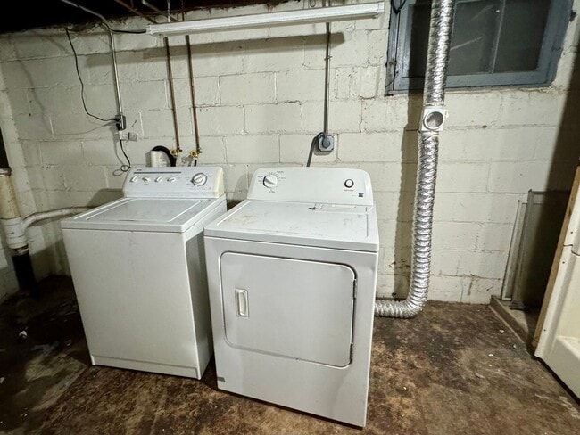 Building Photo - 2 Bed, 1 Bath Townhome Across from Stephens Park – $1,200/month (All Utilities Except MidAmerican...