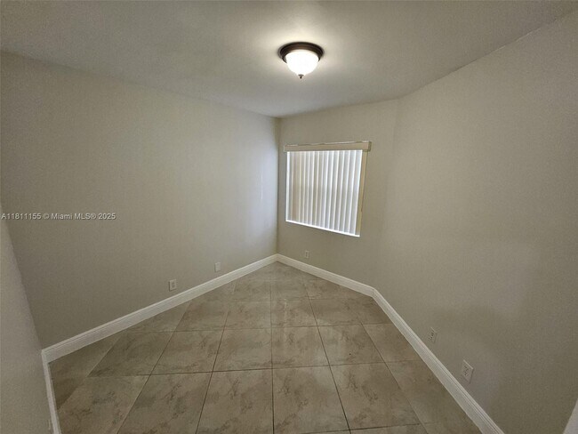 Building Photo - 302 Lakeview Dr
