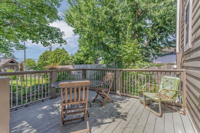 Building Photo - Charming 2 Bed 2 Bath Home on Historic Rus...