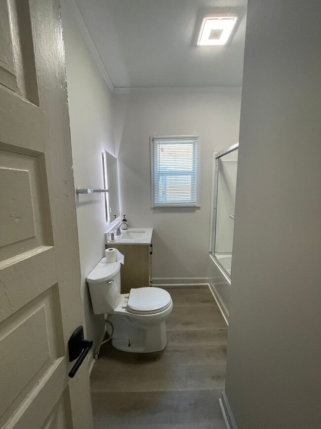 Building Photo - 2 bedroom, 1 bathroom home located in the ...