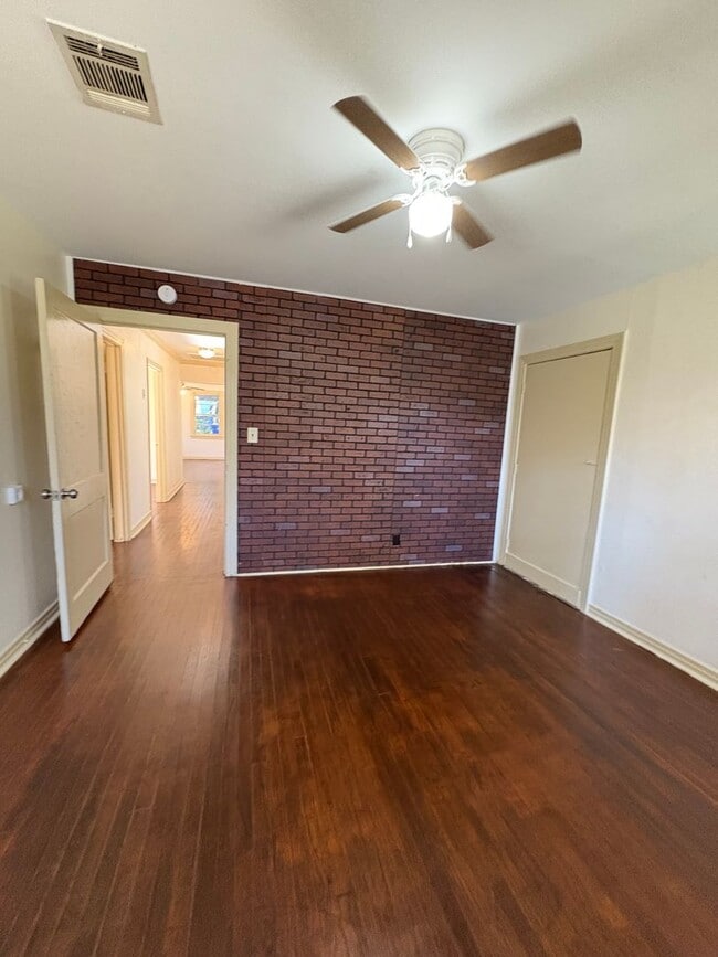 Building Photo - Beautiful 4 bedroom/ 2 bath home with Central Air&Heat