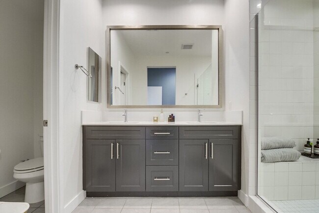 Building Photo - Welcome to your modern La Mesa townhome wi...