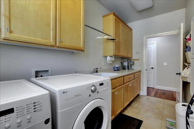 Building Photo - Lake View, 5 bedroom, 3 bath home in gated...