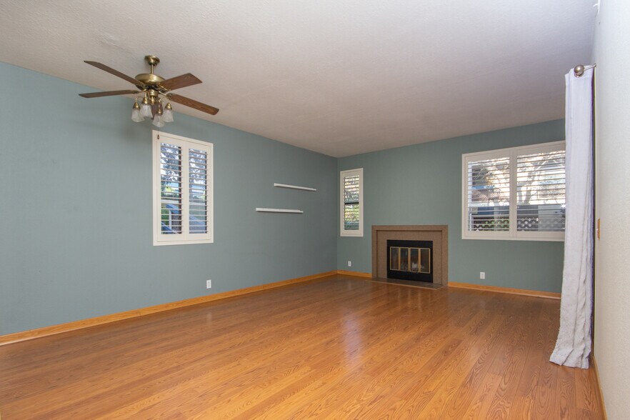 Building Photo - 2218 River Run Dr