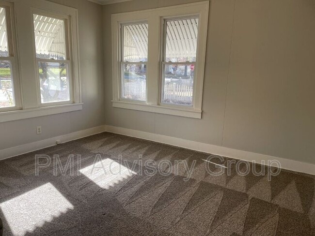 Building Photo - 721 SW Park Ln