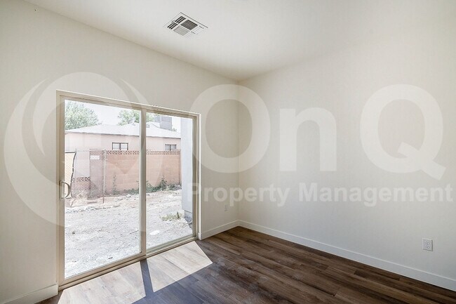 Building Photo - 1443 E Osborn Rd