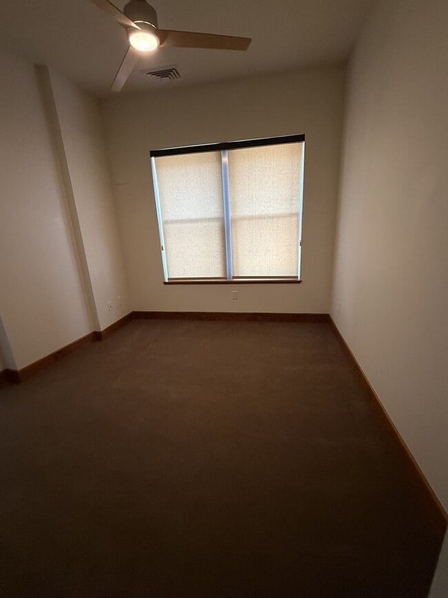 Building Photo - Luxury Apartment