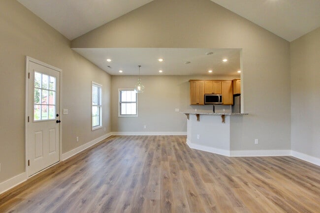 Building Photo - 102 Riverbend Dr
