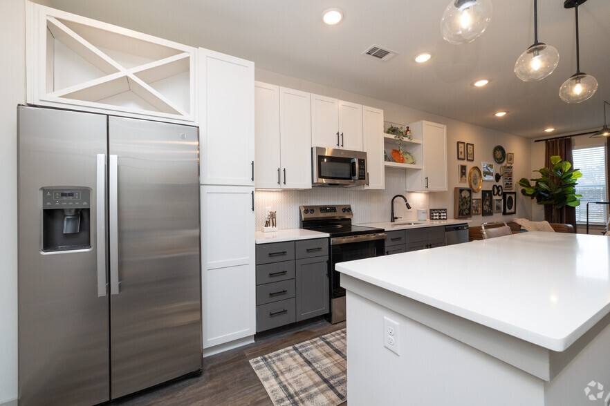 1BR, 1BA - 686SF - Kitchen - The Avery