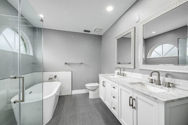 Building Photo - Stunning 3 Bed, 2 Bath Home in Vizcaya Estates