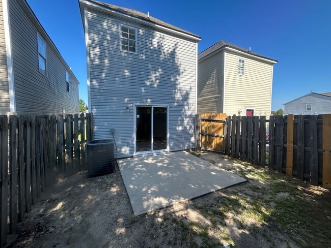 Building Photo - 3-bedroom, 2.5-bathroom two-story home located in the desirable Gatewood Communities!