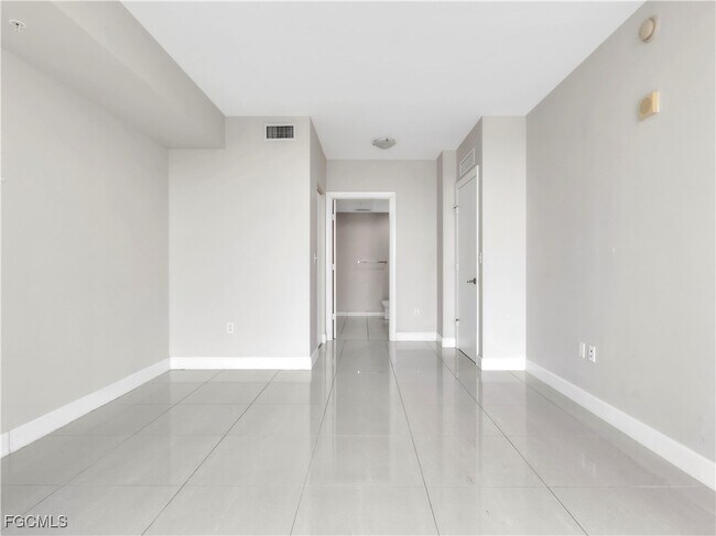 Building Photo - 3000 Oasis Grand Blvd