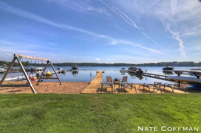 Building Photo - Lakefront 4 bed 2 bath home