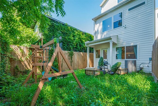 Building Photo - 2909 Nagle St