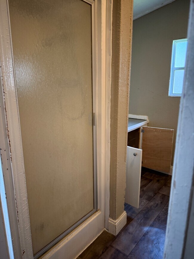 Building Photo - 204 E 1st St