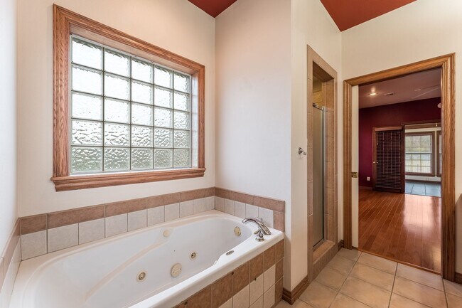 Building Photo - Beautiful spacious 3 bedroom home with a p...