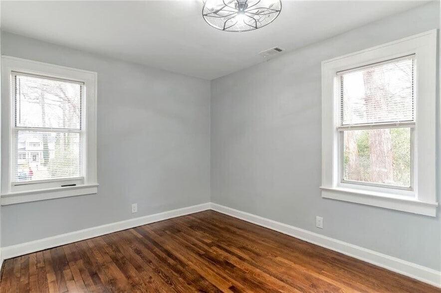 Building Photo - 2545 White Oak Dr